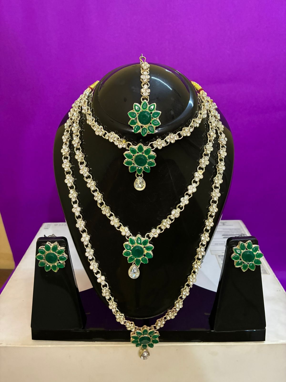 Green Kundan and Red Floral Jewelry Set for Women – Necklace, Earrings, Maang Tikka